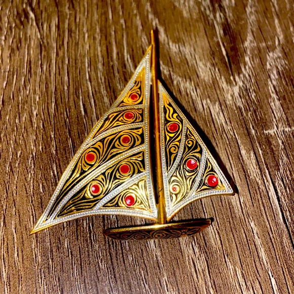 LARGE VTG Spanish Damascene Embossed Gold Tone Red White Enamel SAILBOAT Brooch - Picture 1 of 4